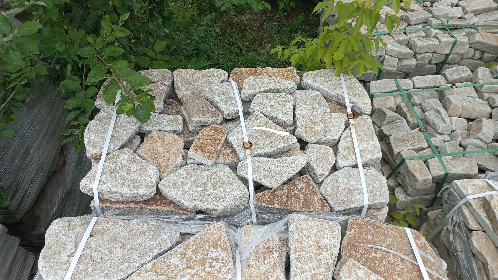 Плитняк галтованный гранитный для ландшафтного дизайна купить в Нижнем Тагиле