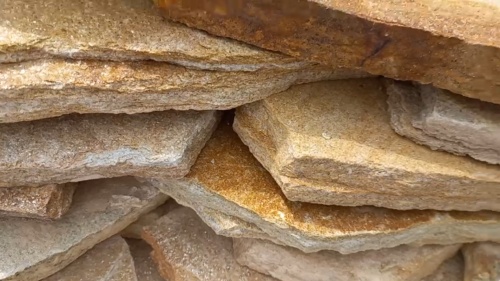 Плитняк златолит жёлтый золотистый для отмостки купить в Нижнем Тагиле