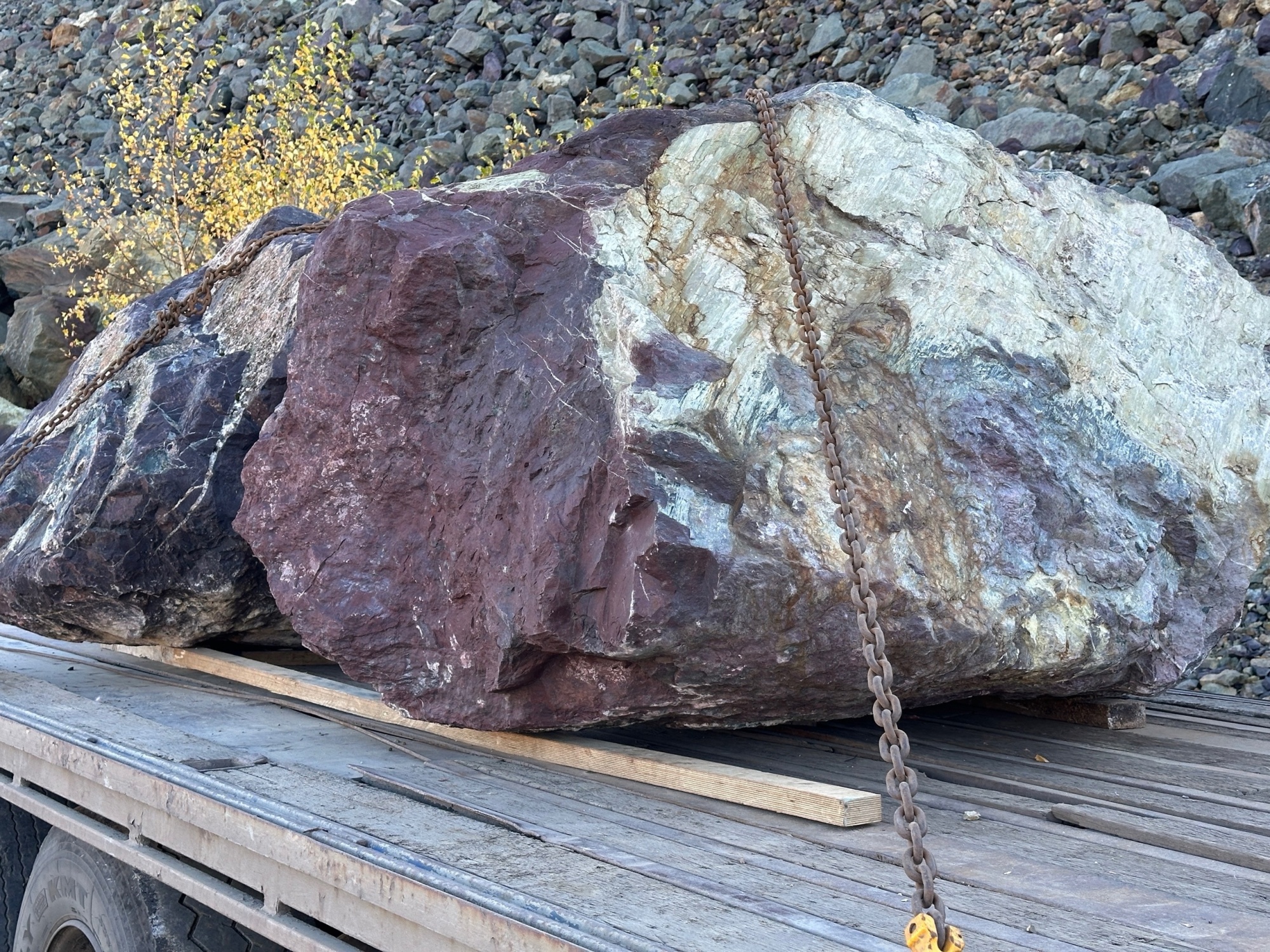 Огромные красно-фиолетовые валуны для ландшафтного дизайна весом более 5 тонн купить в Нижнем Тагиле