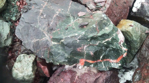 Гигантские зелёные валуны для ландшафтного дизайна весом более 5 тонн купить в Нижнем Тагиле