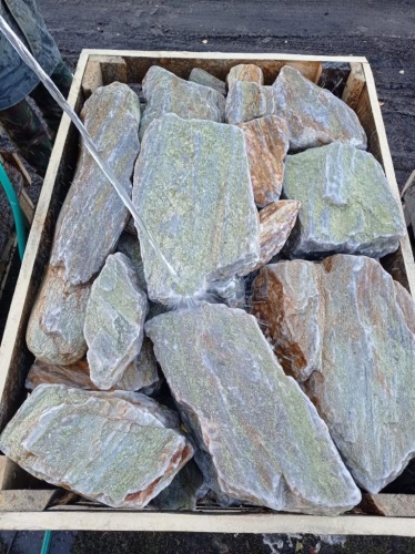 Златолит жёлтый, жёлто-зелёный глыбки и валуны для ланшафтного дизайна купить в Нижнем Тагиле