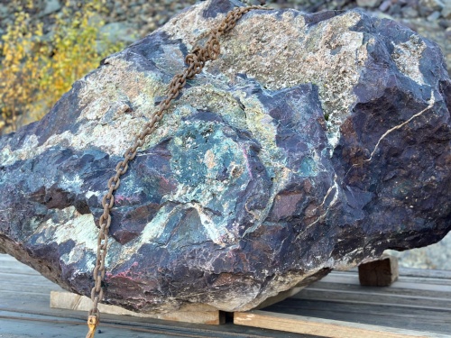 Огромные красно-фиолетовые валуны для ландшафтного дизайна весом более 5 тонн купить в Нижнем Тагиле