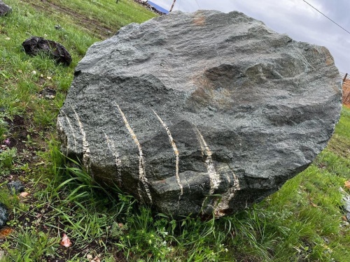 Гигантские зелёные валуны для ландшафтного дизайна весом более 5 тонн купить в Нижнем Тагиле