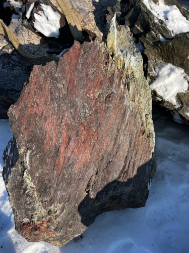 Ландшафтные глыбы красно-фиолетовые 200-1000 килограмм купить в Нижнем Тагиле