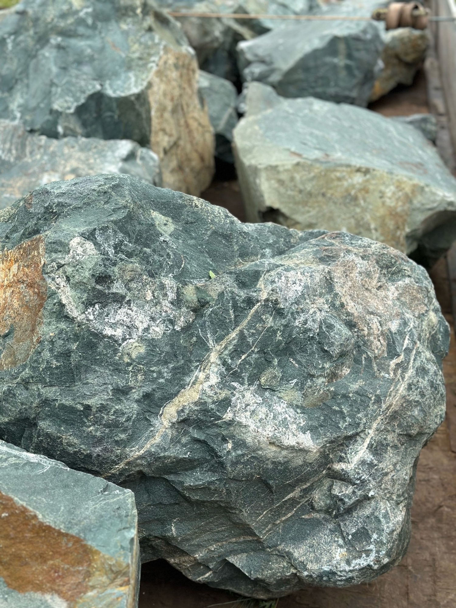 Камни для ландшафтного дизайна зелёные 10-60 килограмм купить в Нижнем Тагиле