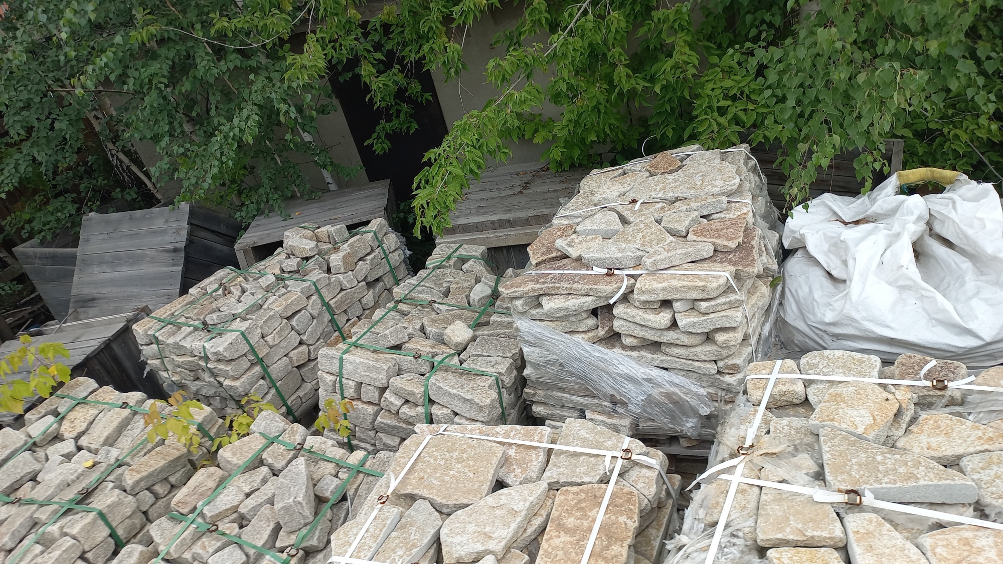 Плитняк гранитный галтованный купить в Нижнем Тагиле