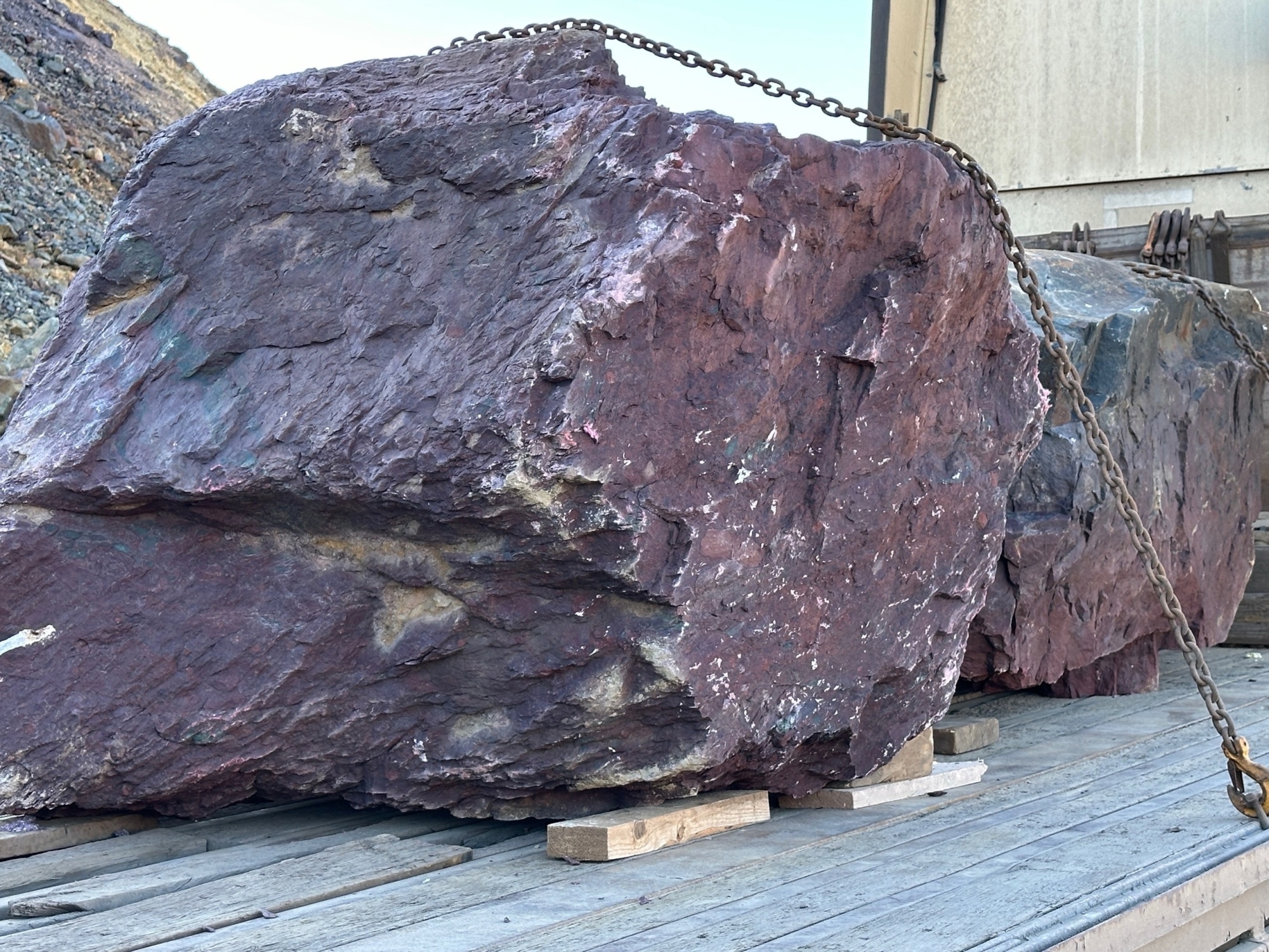 Огромные красно-фиолетовые валуны для ландшафтного дизайна весом более 5 тонн купить в Нижнем Тагиле