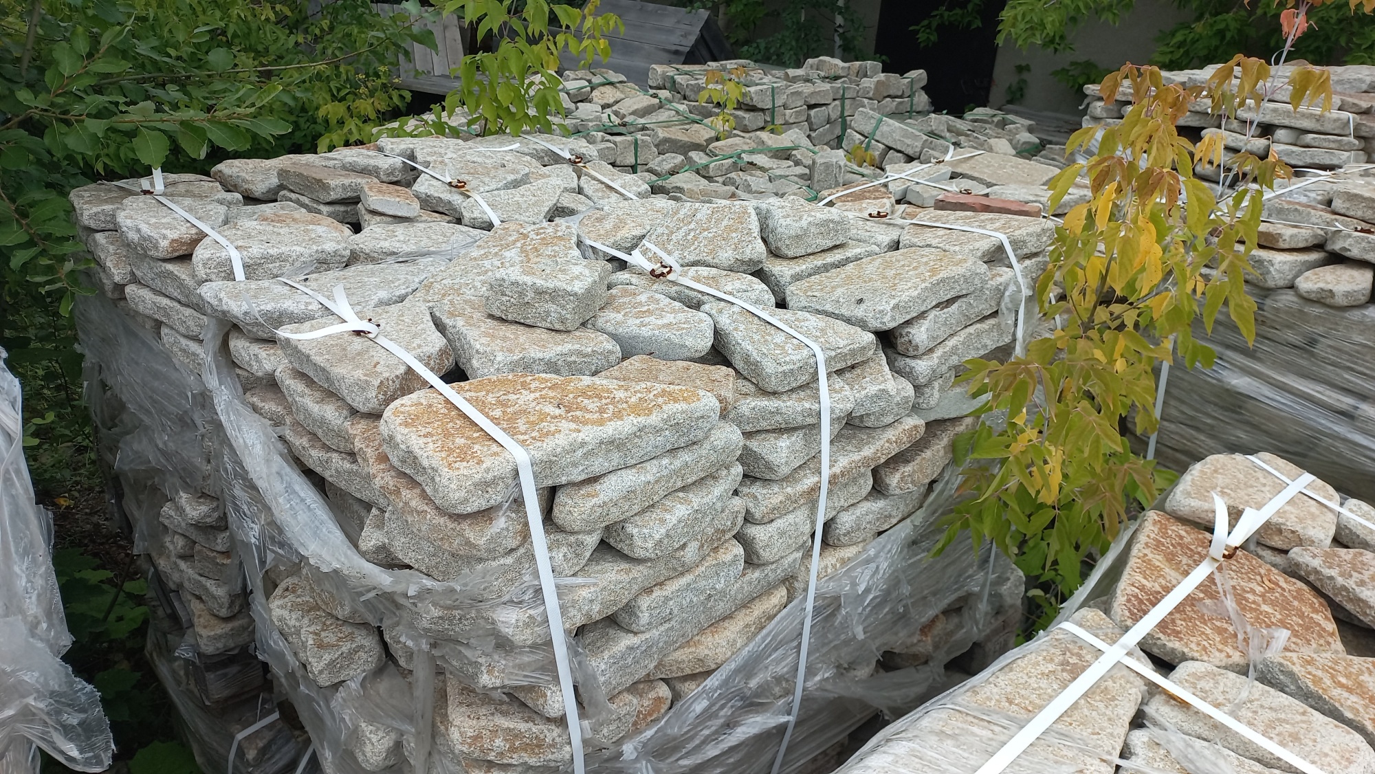 Плитняк галтованный гранитный для ландшафтного дизайна купить в Нижнем Тагиле