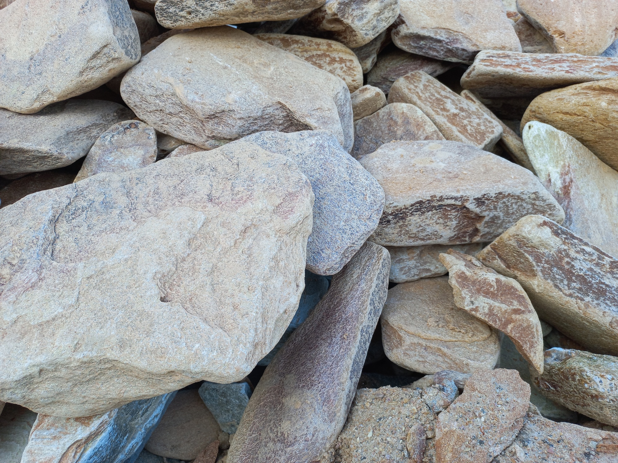 Златолит жёлтый, жёлто-зелёный глыбки и валуны для ланшафтного дизайна купить в Нижнем Тагиле