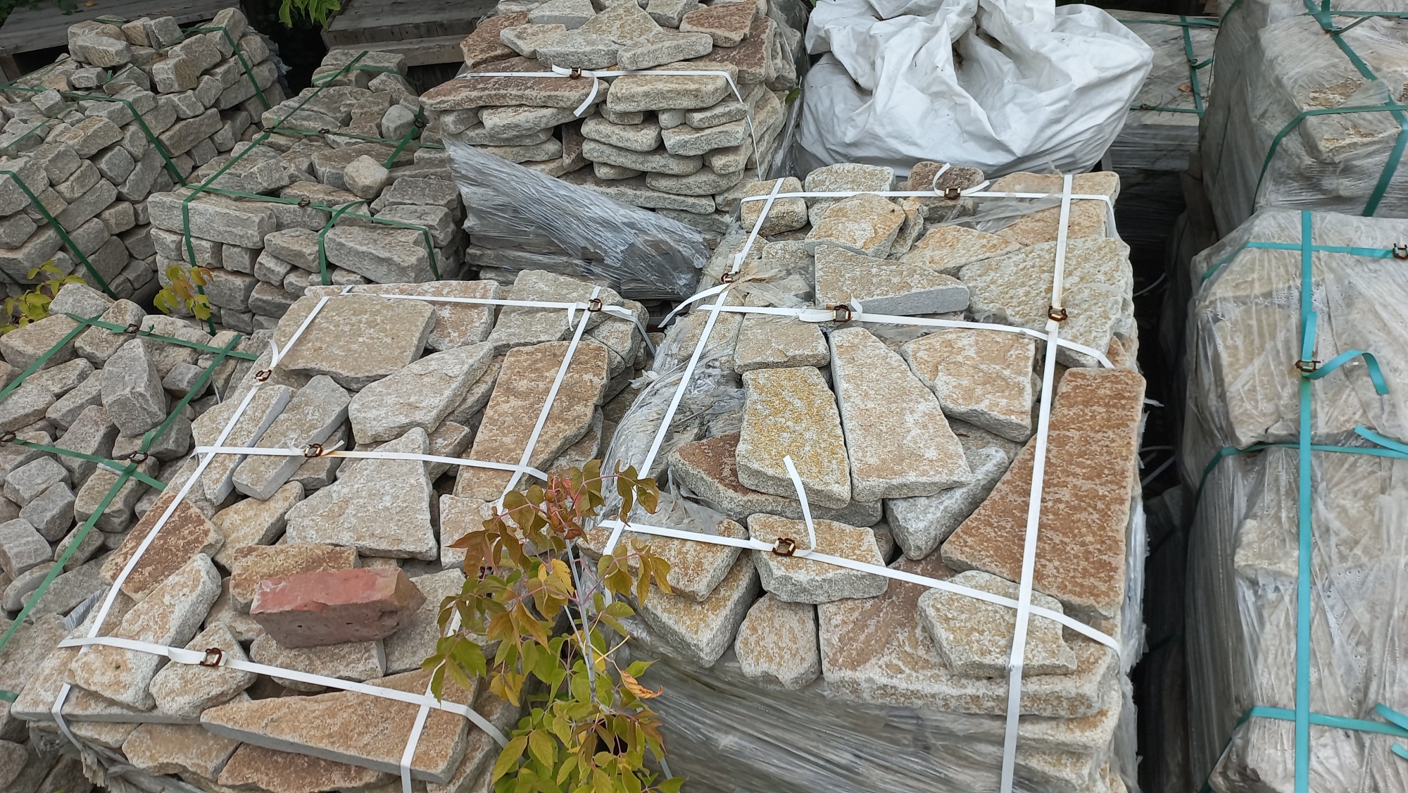 Плитняк гранитный галтованный купить в Нижнем Тагиле