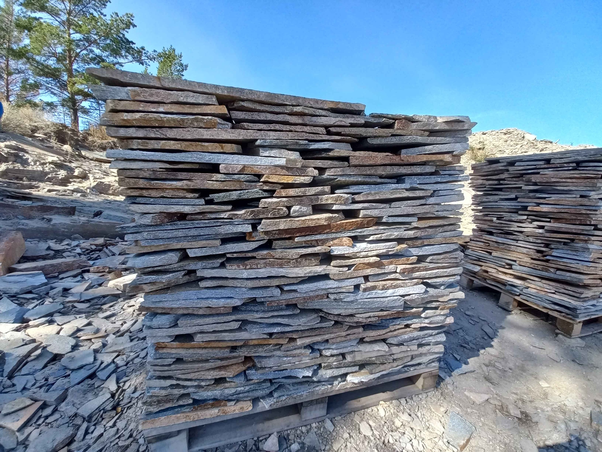 Плитняк златолит серебристый для фасада купить в Нижнем Тагиле