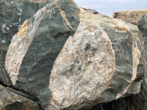 Гигантские зелёные валуны для ландшафтного дизайна весом более 5 тонн купить в Нижнем Тагиле