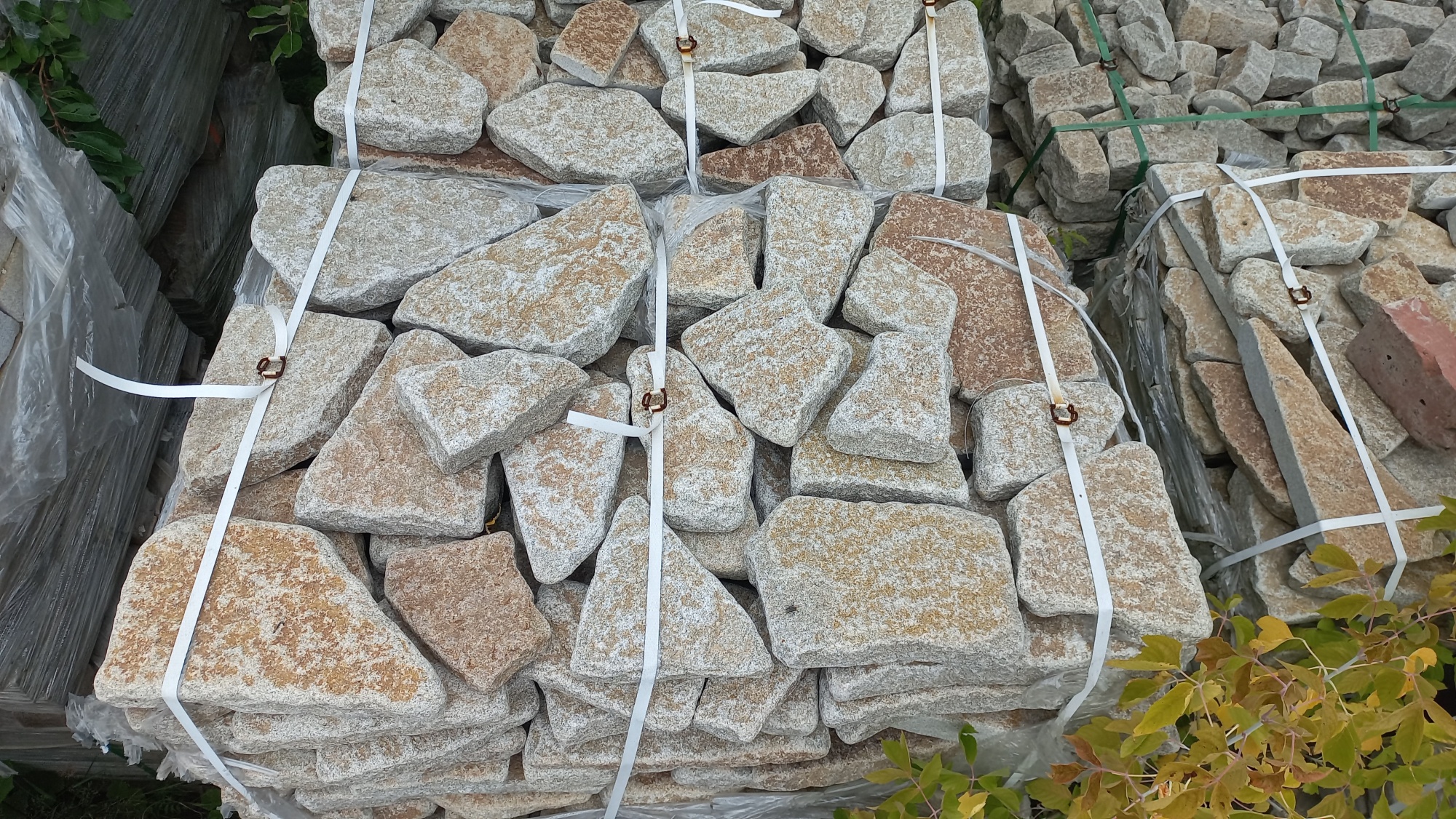 Плитняк галтованный гранитный для ландшафтного дизайна купить в Нижнем Тагиле