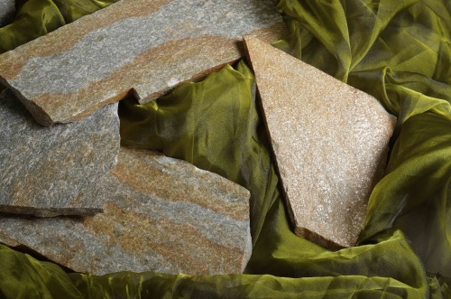 Плитняк златолит Уральский для цоколя, отмостки купить в Нижнем Тагиле