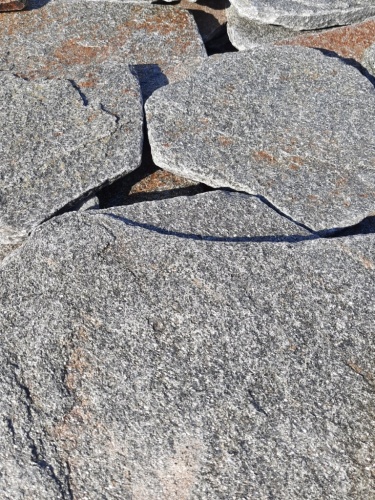 Златолит серебристый галтованный для лестниц купить в Нижнем Тагиле